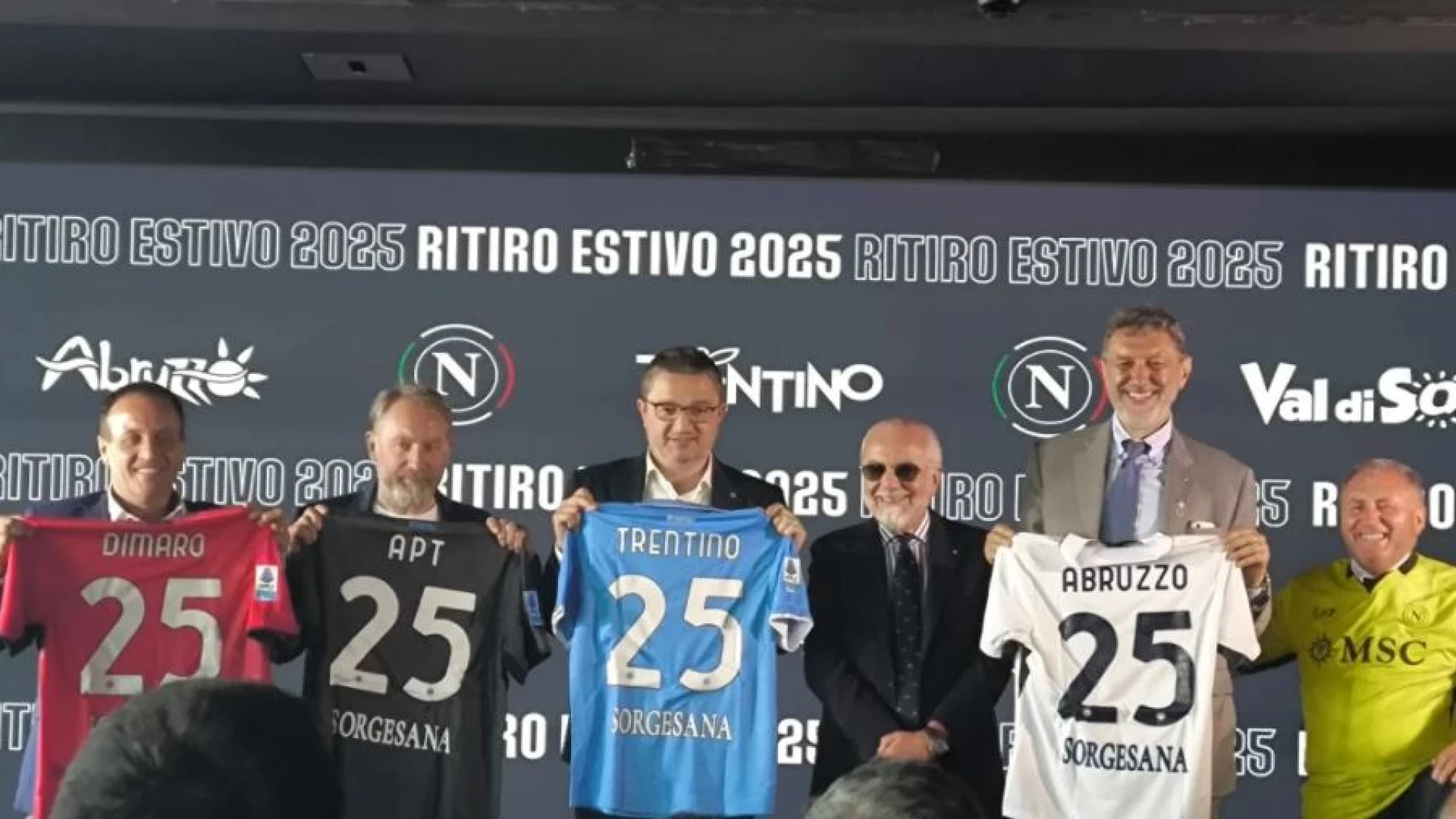 Il ritiro del Napoli a Castel Di Sangro benedetto dall’acqua del fiume Sangro. Angelo Caruso showman a Palazzo Petrucci. Presentato il ritiro azzurro. GUARDA IL SERVIZIO